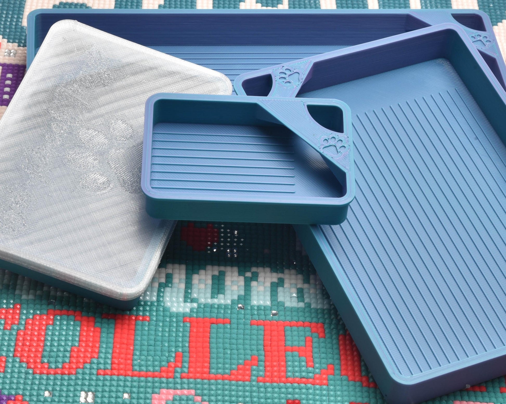 Kiss the Girl - SPECIAL EDITION - Cat-Proof Diamond Painting Tray with Lid